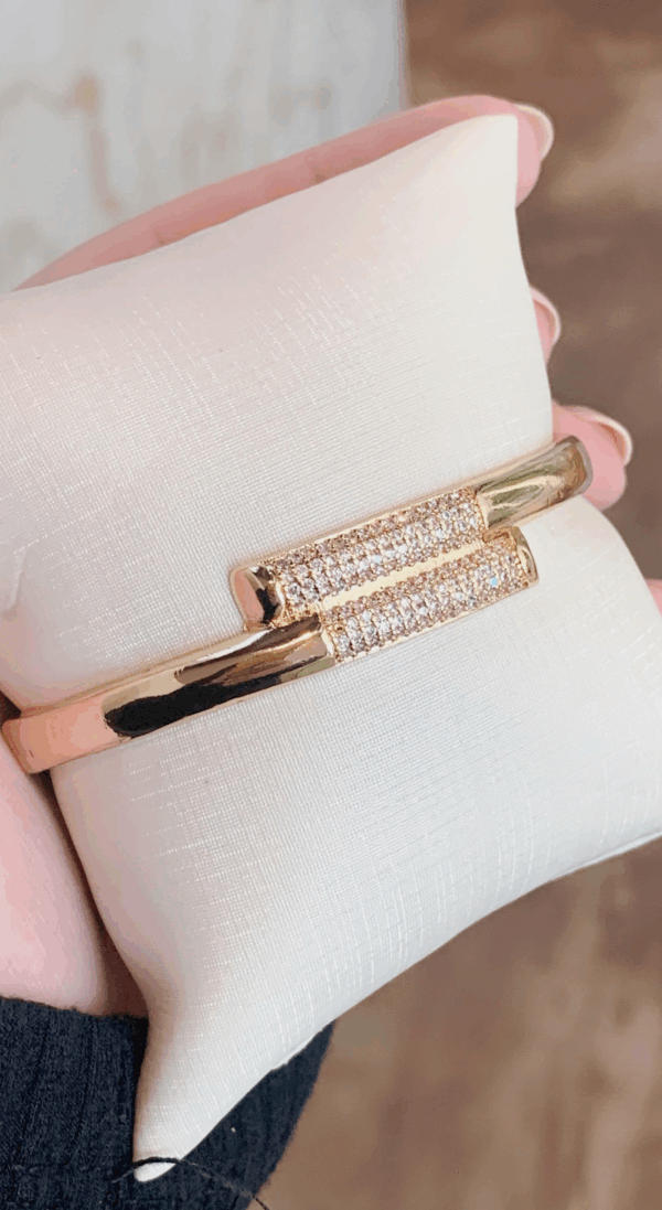 Bracelete detalhes cravejado